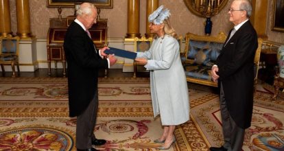 Embajadora dominicana presenta credenciales al Rey Carlos III durante ceremonia en Buckingham