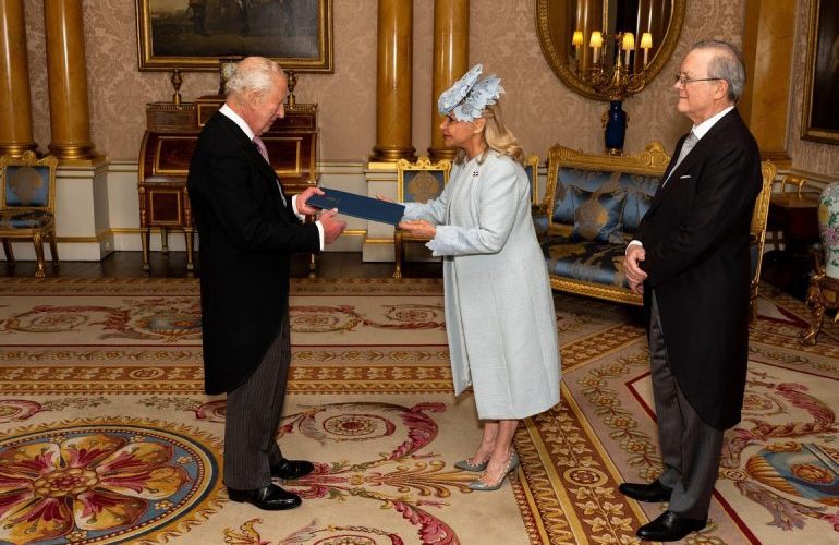 Embajadora dominicana presenta credenciales al Rey Carlos III durante ceremonia en Buckingham