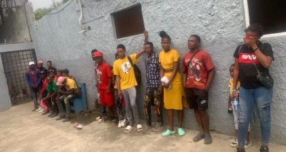 Arrestan dominicano por transportar 18 haitianos indocumentados en Mao