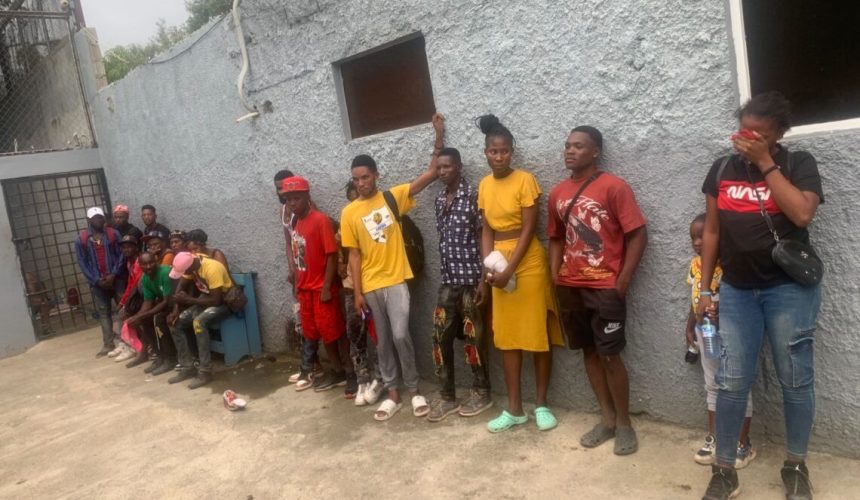 Arrestan dominicano por transportar 18 haitianos indocumentados en Mao
