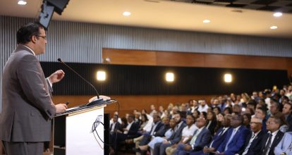 Yayo Sanz Lovatón plantea a estudiantes de la UASD que la logística será el petroleo de RD