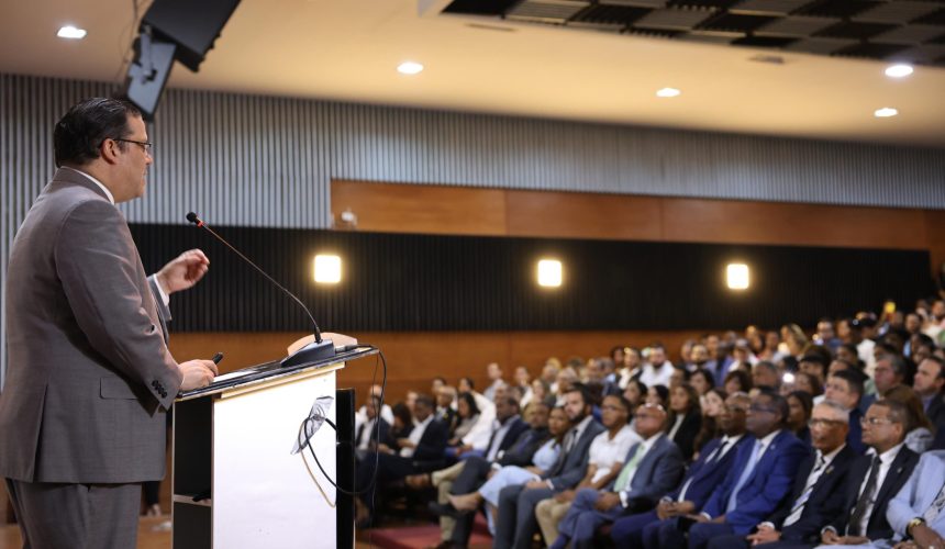 Yayo Sanz Lovatón plantea a estudiantes de la UASD que la logística será el petroleo de RD