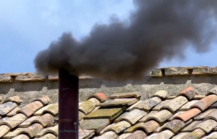 Nueva fumata negra tras la tercera votación del cónclave; aún no hay Papa
