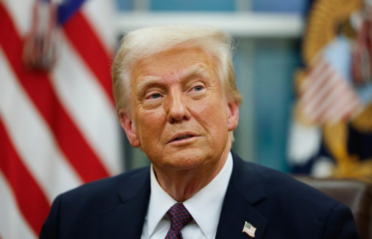 Trump se reúne con el nuevo líder sirio durante más de media hora en Riad 