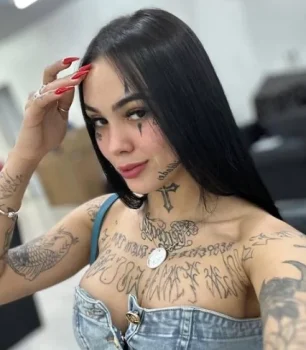Influencer fue apuñalada nueve veces por su novio mientras hacía un “en vivo”