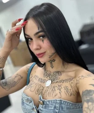 Influencer fue apuñalada nueve veces por su novio mientras hacía un “en vivo”