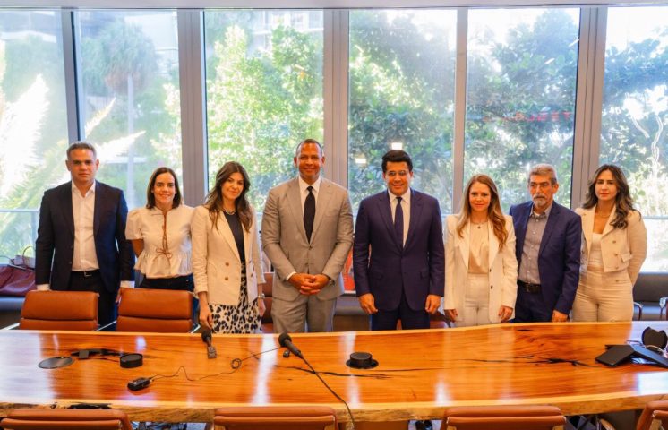 David Collado y Alex Rodríguez anunian inversión de mil millones de dólares en Playa Grande