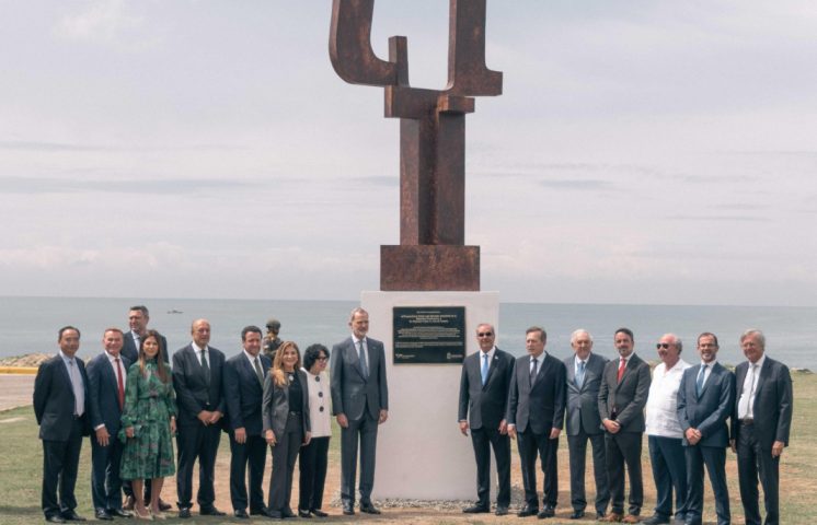Rey de España, Abinader y Carolina Mejía inauguran monumento a la paz en SD