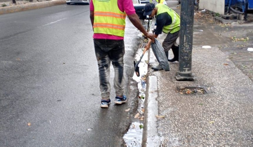 Alcaldía del DN amplía limpieza de imbornales ante incidencia de vaguada