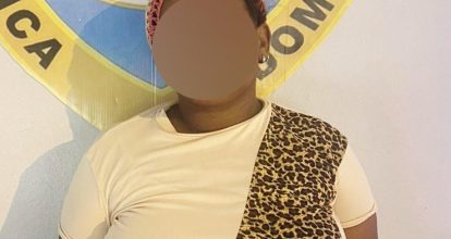 Apresada mujer por presuntamente ultimar a su hermana durante riña en el Batey Angelina, SPM