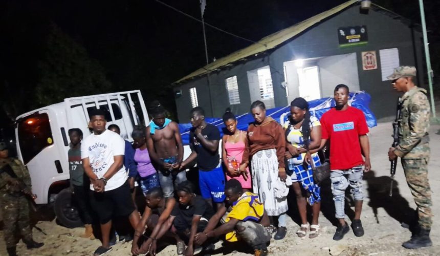 Arrestan dominicano que transportaba 13 haitianos indocumentados en camión escondidos