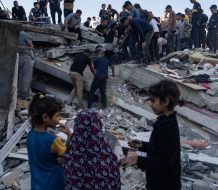 Israel mata a seis escoltas de la ayuda humanitaria cuando detenían un asalto a dos camiones en Gaza  