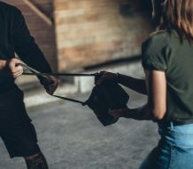 Video| Mujer se enfrenta con presunto delincuente para evitar ser atracada en Ecuador