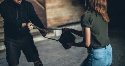 Video| Mujer se enfrenta con presunto delincuente para evitar ser atracada en Ecuador