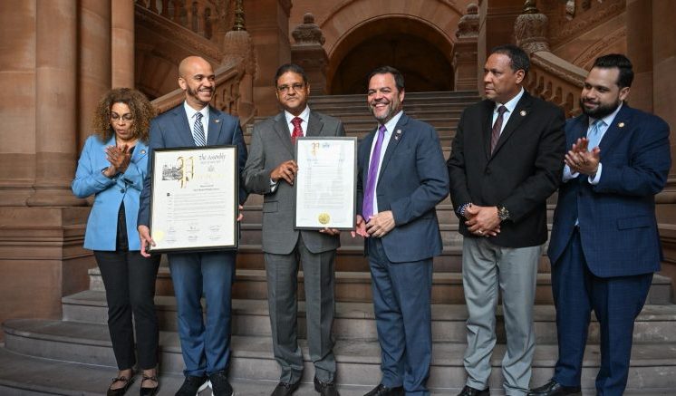 Senado de Nueva York condecora a director del COE y la DAEH por sus labores en tragedia Jet Set 