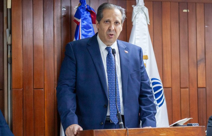 Ministro de Salud reconoce que presencia de pacientes haitianos representa una carga para el presupuesto nacional 