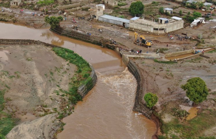 Crecida del río Masacre provoca inundaciones en Juana Méndez y afecta toma del canal haitiano