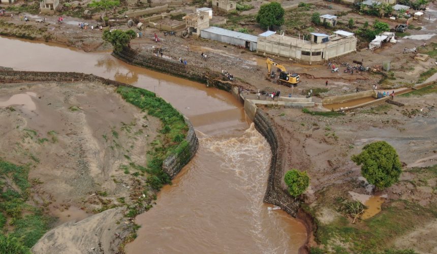 Crecida del río Masacre provoca inundaciones en Juana Méndez y afecta toma del canal haitiano