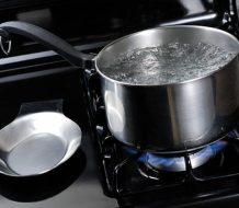 Madre lanza olla de agua caliente a su hija con discapacidad en Moca