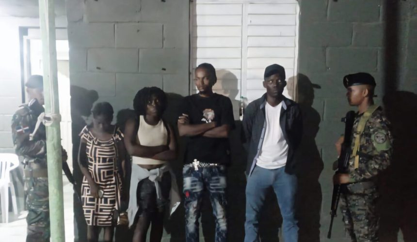 Arrestan dominicano transportando seis haitianos indocumentados en San Juan