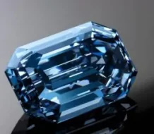 Compran un inusual diamante azul de Sudáfrica en una subasta por 21,5 millones de dólares  