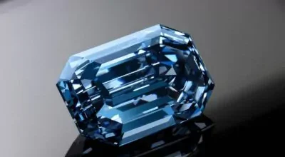 Compran un inusual diamante azul de Sudáfrica en una subasta por 21,5 millones de dólares  