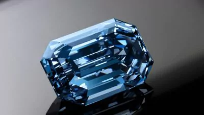 Compran un inusual diamante azul de Sudáfrica en una subasta por 21,5 millones de dólares  