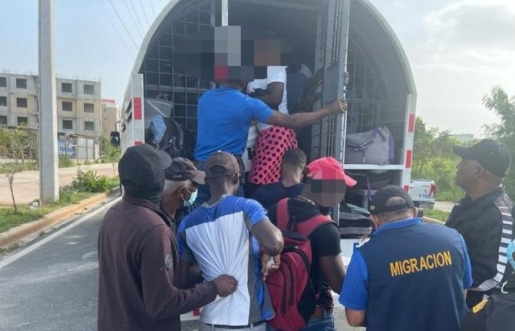 Migración arresta 136 haitianos ilegales en Juan Dolio 