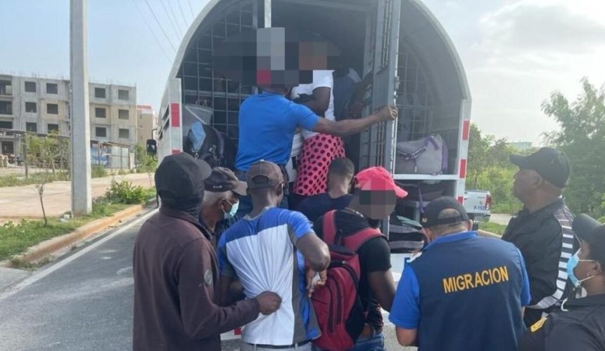 Migración arresta 136 haitianos ilegales en Juan Dolio 