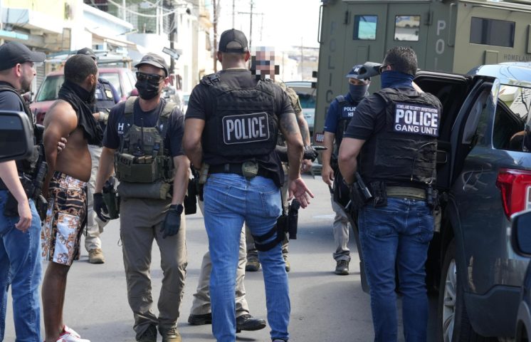 Apresan a más de 50 dominicanos durante operativo migratorio en Puerto Rico 