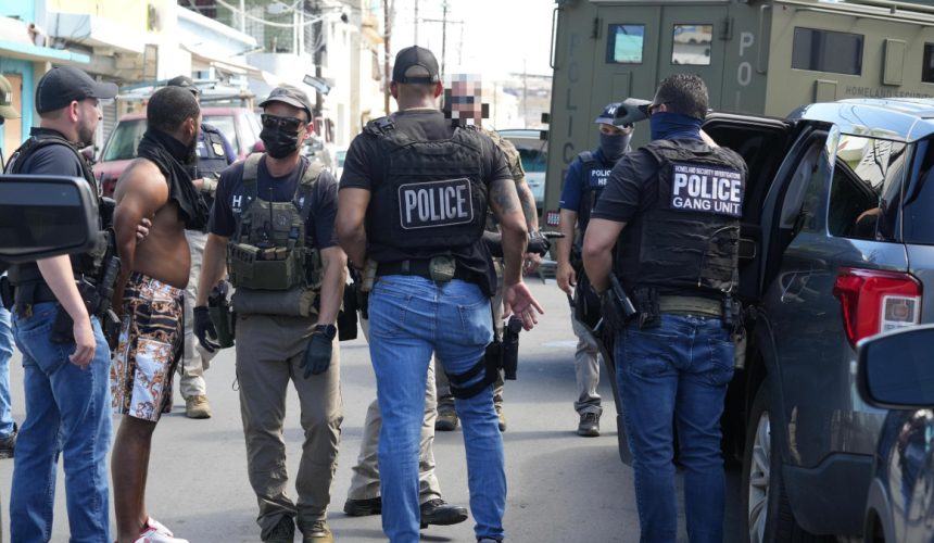 Apresan a más de 50 dominicanos durante operativo migratorio en Puerto Rico 