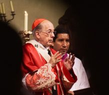 Otro cardenal acusado de pederastia enturbia la víspera del cónclave en el Vaticano 