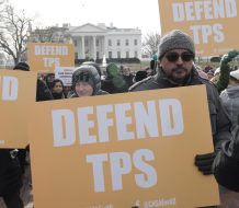 Tribunal Supremo permite al Gobierno de Trump retirar la residencia temporal a 532 mil migrantes  