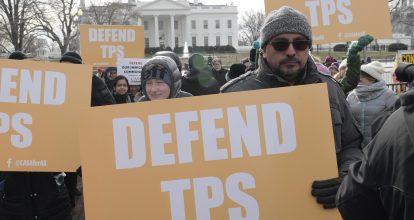 Tribunal Supremo permite al Gobierno de Trump retirar la residencia temporal a 532 mil migrantes  