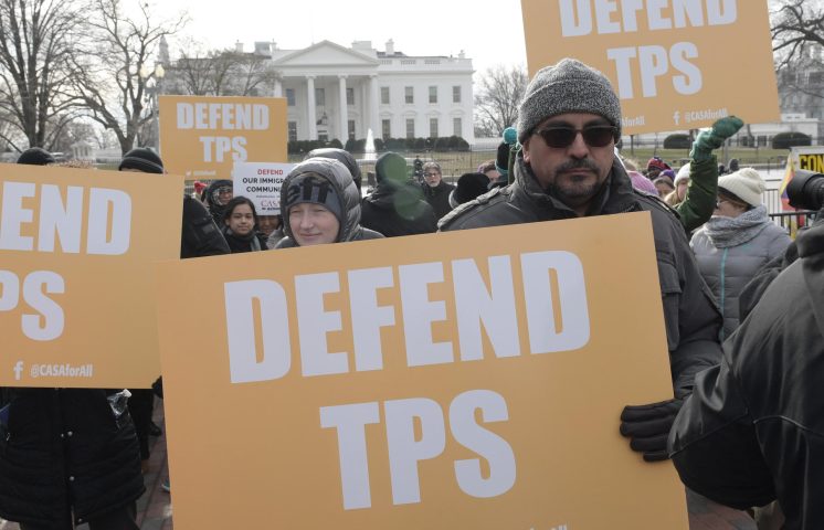 Tribunal Supremo permite al Gobierno de Trump retirar la residencia temporal a 532 mil migrantes  