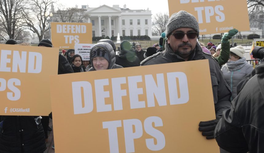 Tribunal Supremo permite al Gobierno de Trump retirar la residencia temporal a 532 mil migrantes  