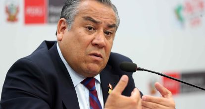 Renuncia el primer ministro de Perú un día antes de someterse a censura en el Congreso 
