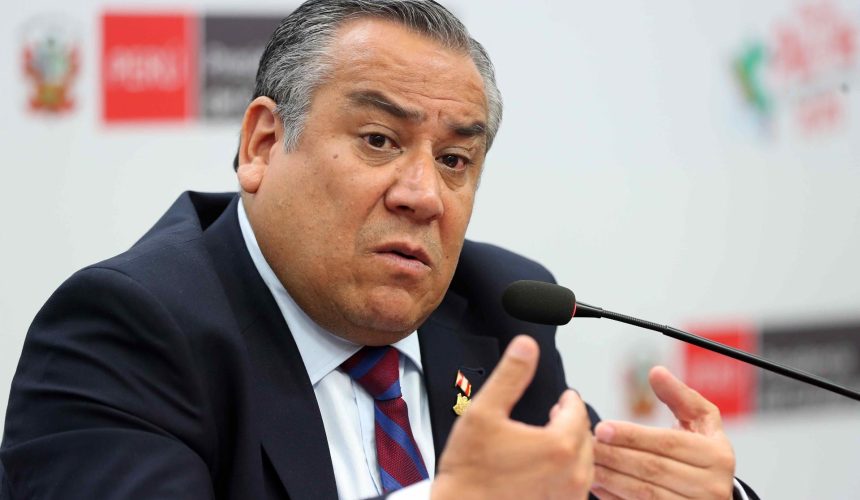 Renuncia el primer ministro de Perú un día antes de someterse a censura en el Congreso 