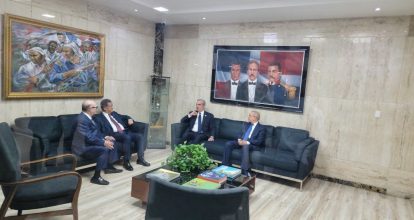 Abinader y exmandatarios rinden honores en solemne acto en el Ministerio de Defensa