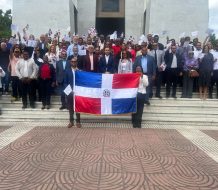 PLD deposita ofrenda floral en Altar de la Patria por motivo al Día del Trabajador