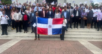 PLD deposita ofrenda floral en Altar de la Patria por motivo al Día del Trabajador