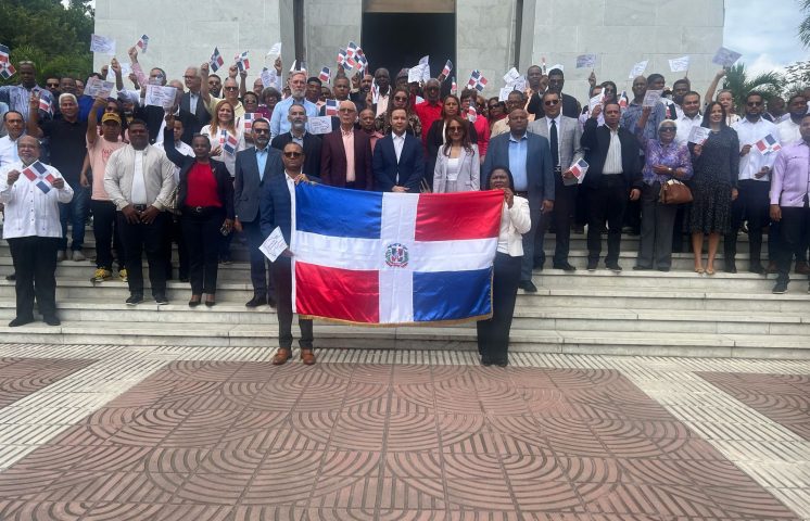 PLD deposita ofrenda floral en Altar de la Patria por motivo al Día del Trabajador