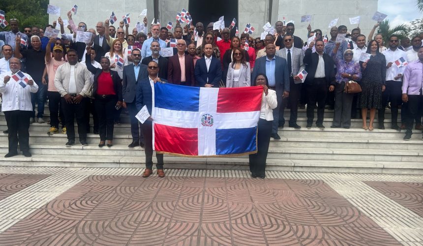 PLD deposita ofrenda floral en Altar de la Patria por motivo al Día del Trabajador