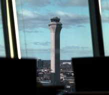 Caos en Newark: Cancelan 100 vuelos por fallo de control aéreo