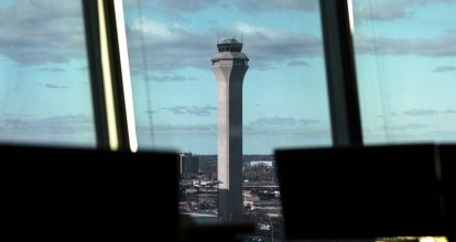 Caos en Newark: Cancelan 100 vuelos por fallo de control aéreo