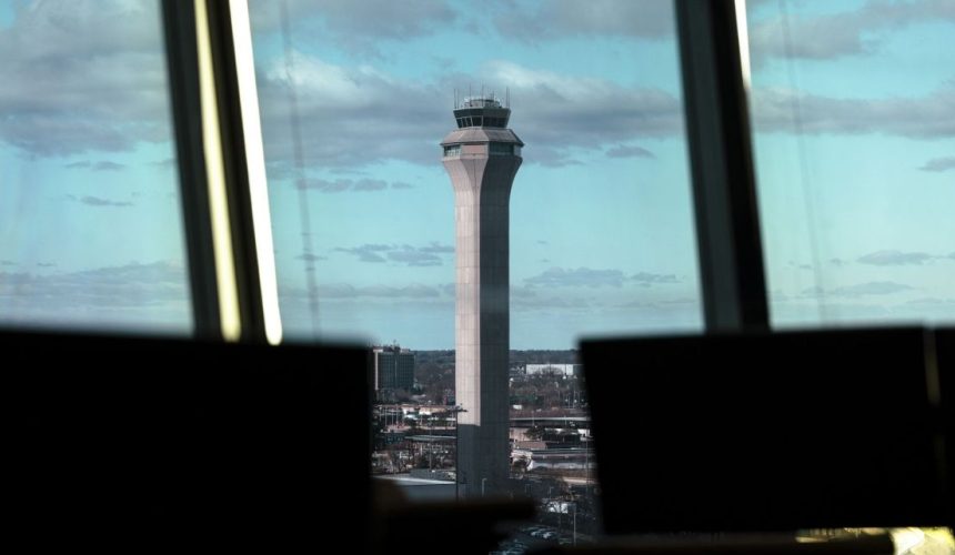 Caos en Newark: Cancelan 100 vuelos por fallo de control aéreo