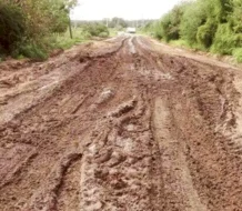 Comunidades de Yamasá denuncian deterioro de carretera que afecta transporte escolar y agrícola 