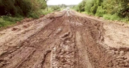 Comunidades de Yamasá denuncian deterioro de carretera que afecta transporte escolar y agrícola 