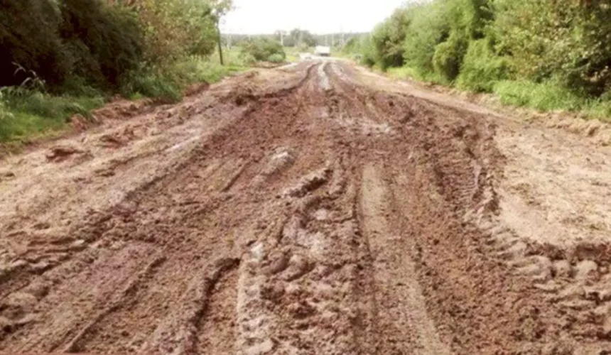 Comunidades de Yamasá denuncian deterioro de carretera que afecta transporte escolar y agrícola 