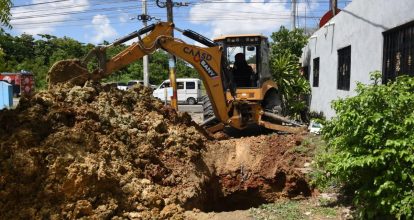Camión perfora tubería de un acueducto e interrumpe el suministro de agua en SDE